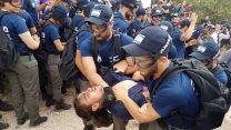 שוטרי מג"ב מפנים צעירים שהתנגדו באלימות לפינוי הבית האחרון בנתיב האבות (צילום: שי ניר)