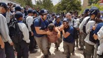 שוטרי מג"ב מפנים צעירים שהתנגדו באלימות לפינוי הבית האחרון בנתיב האבות (צילום: שי ניר)