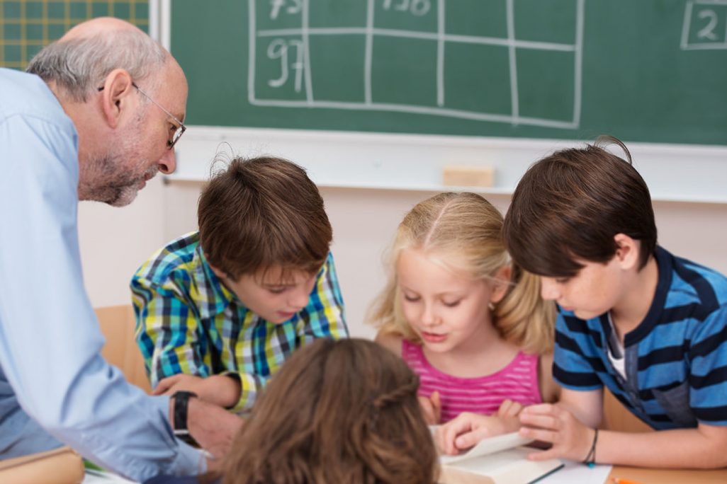 חינוך מקרב- הדור השלישי והדור הצעיר ייצרו עתיד טוב יותר (Shutterstock)