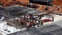 צוותי כיבוי וחילוץ הכוללים את היחידה לחילוצים מיוחדים פועלים  לחילוץ לכודים מפיר לאחר נפילה באתר בניה רחוב יצחק רבין בפתח תקווה (קרדיט: כיבוי והצלה)