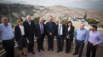 חברי הבית היהודי בסיור במעלה אדומים (יונתן זינדל/פלאש90)