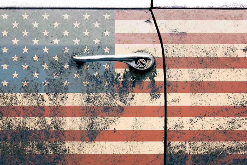 דגל ארה״ב מצוייר על מכונית אמריקאית ישנה (צילום: Shutterstock).