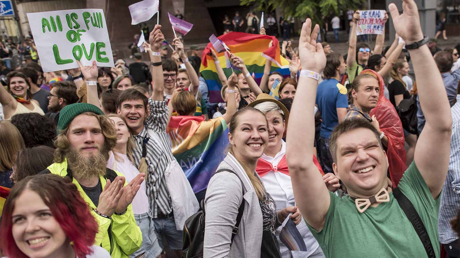 מצעד הגאווה בקייב (AP Photo/Evgeniy Maloletka)
