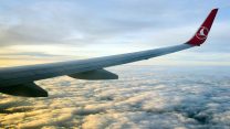כנף מטוס חברת Turkish Airlines (צילום: thomas koch / Shutterstock).