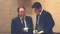 שר האנרגיה גונן שגב נשבע אמונים בכנסת. לידו מזכיר הכנסת שמואל יעקבסון. נובמבר 1995 (צילום ארכיון: אבי אוחיון  לע"מ)