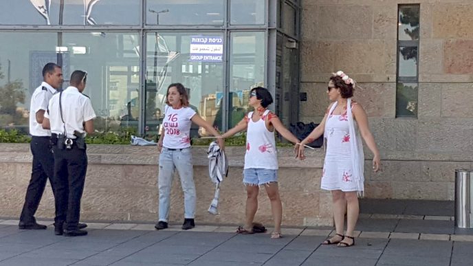 פעילות מחאה כנגד רצח נשים שהתקיימה מול הכנסת, 20 ליוני 2018 (אירה מקיינקו)