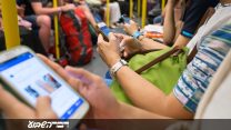 אנשים עם טלפונים ניידים ברכבת (צילום: Settawat Udom / Shutterstock.com)