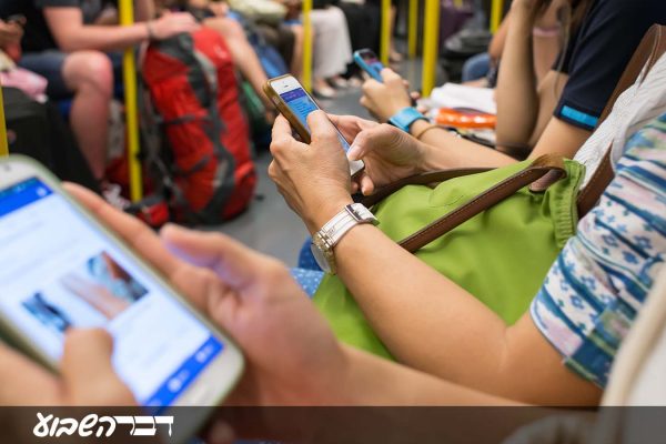 אנשים עם טלפונים ניידים ברכבת (צילום: Settawat Udom / Shutterstock.com)