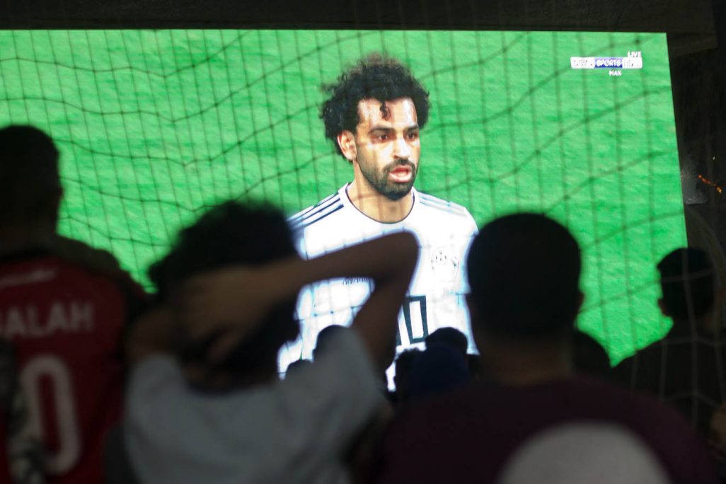 צופים בקהיר במשחק המונדיאל בין רוסיה למצרים (AP Photo/Amr Nabil)