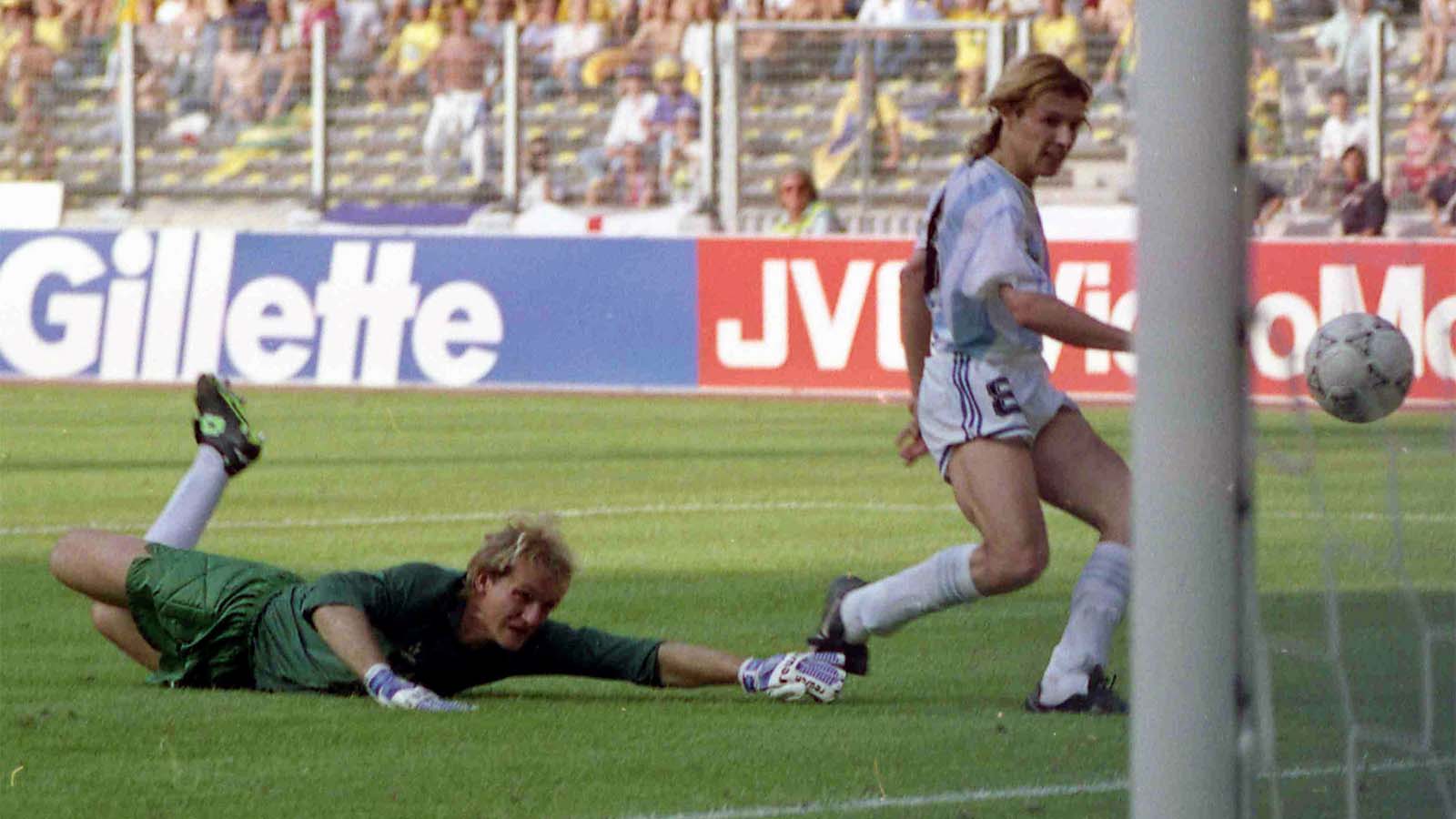 קלאודיו קאניג'ה במדי נבחרת ארגנטינה מבקיע את שער הניצחון במשחק שמינית הגמר מול ברזיל במונדיאל 1990 (AP Photo/Luca Bruno, File)
