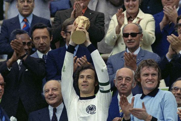 קפטן נבחרת מערב גרמניה פרנץ בקנבאואר מניף את גביע העולם במונדיאל 1974 לאחר הניצחון בגמר על נבחרת הולנד (צילום: AP Photo)