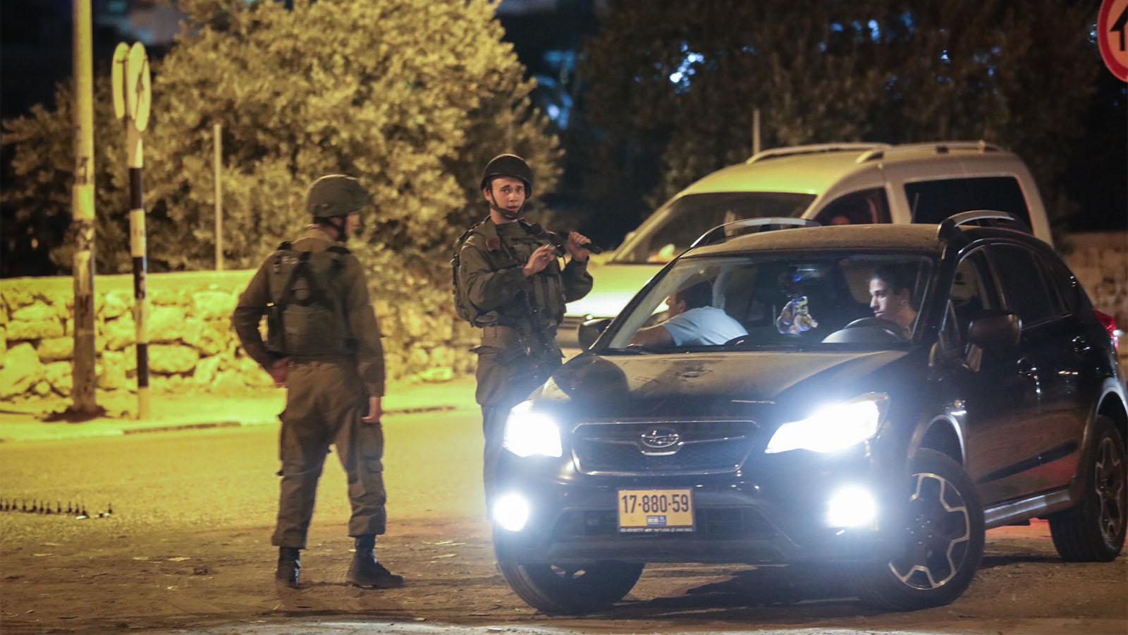 חיילים בסמוך לזירת פיגוע הדריסה, בכניסה לכפר חוסאן (צילום: נתי שוחט / פלאש 90). חיילים בסמוך לזירת פיגוע הדריסה, בכניסה לכפר חוסאן (צילום: נתי שוחט / פלאש 90).