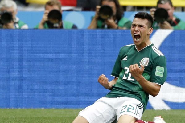 אירווינג לוסאנו במדי נבחרת מקסיקו, כובש שער במונדיאל 2018. (AP Photo/Antonio Calanni)
