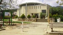 בית הכנסת בישוב מירון (צילום: אריאל פלמון / ויקיפדיה).