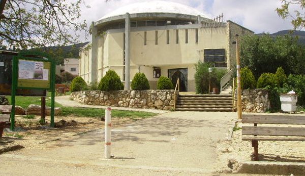 בית הכנסת בישוב מירון (צילום: אריאל פלמון / ויקיפדיה).