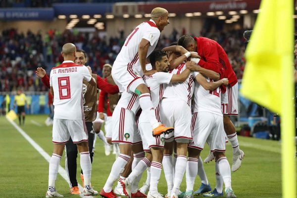 נבחרת מרוקו חוגגת את הבקעת השער הראשון שלהם מול ספרד (צילום: AP Photo/Petr David Josek).