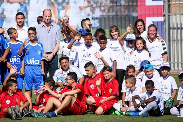 הנסיך ווילאם במשחק כדורגל למען הדו קיום עם ילדים יהודים וערבים במרכז פרס לשלום. 26 ביוני (צילום: רמי גרידיש)