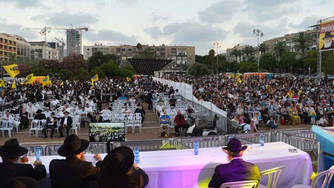 אירוע חב״ד בכיכר רבין בהפרדה בין נשים לגברים (צילום: יהודה חיים / פלאש 90).