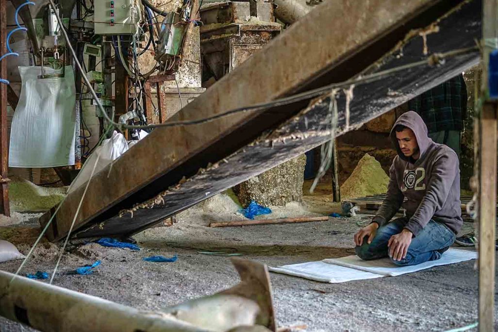 עובד פלסטיני במפעל. למצולמים אין קשר לכתבה (צילום: יניב נדב / פלאש 90).