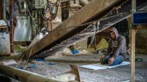עובד פלסטיני במפעל. למצולמים אין קשר לכתבה (צילום: יניב נדב / פלאש 90).