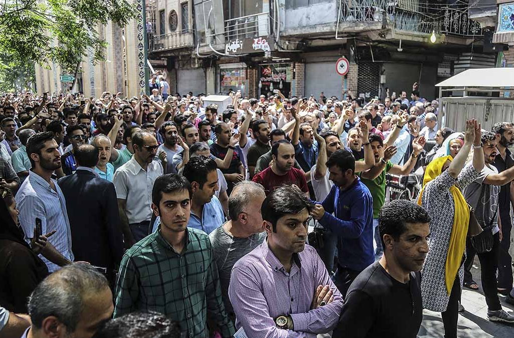 מחאות בשוק הגדול בטהרן בעקבות המצב הכלכלי הקשה באיראן, 27 ביוני 2018 (Iranian Labor News Agency via AP)