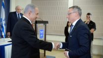 ראש הממשלה בנימין נתניהו בהצהרה בקריה על החוק הפולני - מימין ד״ר יוסף צחנובר ופרופ יעקב נגל (צילום: חיים צח / לע״מ)