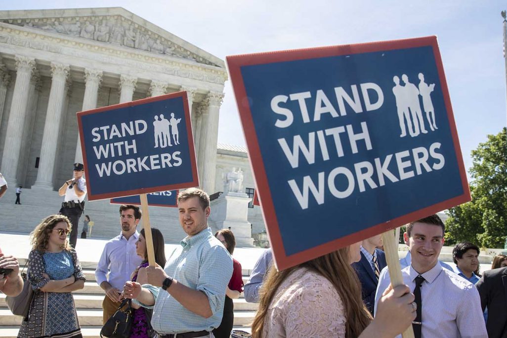 הפגנת תמיכה באיגודים המקצועיים מחוץ לבית המשפט העליון של ארה"ב, 25 ביוני 2018 (צילום: AP Photo/J. Scott Applewhite)