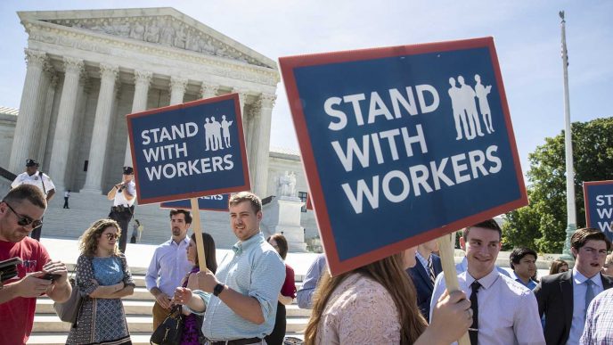 הפגנת תמיכה באיגודים המקצועיים מחוץ לבית המשפט העליון של ארה&quot;ב, 25 ביוני 2018(צילום: AP Photo/J. Scott Applewhite)