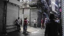 אנשים עומדים בבאזר סגור בטהרן בעקבות עליית המחירים. 25 ביוני (Iranian Labor News Agency via AP)