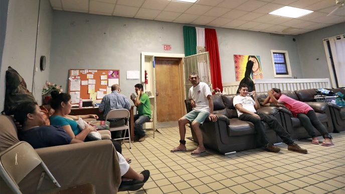 מהגרים שהופרדו מילדיהם משוחחים בבית הבשורה באל פאסו טקסס, שם הם ממתינים עד שיתאחדו איתם מחדש. (צילום: AP Photo/Matt York)