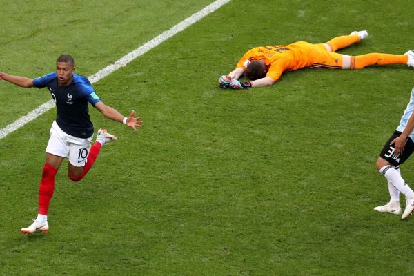 קיליאן אמבפה חוגג לאחר השער הרביעי של נבחרת צרפת נגד ארגנטינה ברבע גמר המונדיאל 2018. 30 ביוני (Photo by Catherine Ivill/Getty Images IL)
