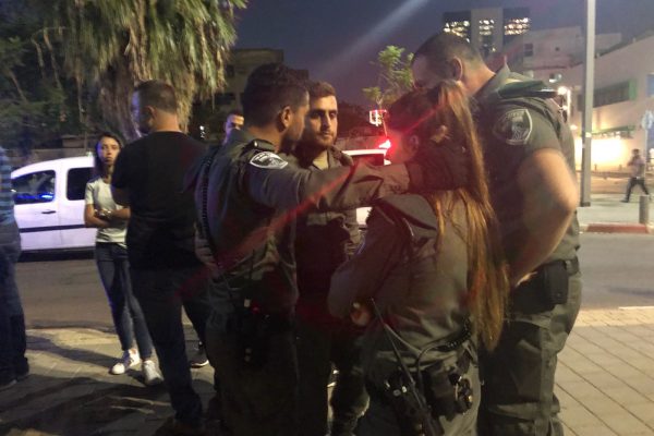 שוטרים בתחנה המרכזית בתל אביב, בה התרחשו עימותים אלימים בין אריתראים, 5 ביוני 2018. (צילום: דוברות המשטרה)
