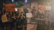 הורים וילדים מפגינים מול ביתו של שר החינוך במחאה על ביטול הסייעות לילדים עם אלרגיות, ה-9 ביוני 2018. (ללא קרדיט)