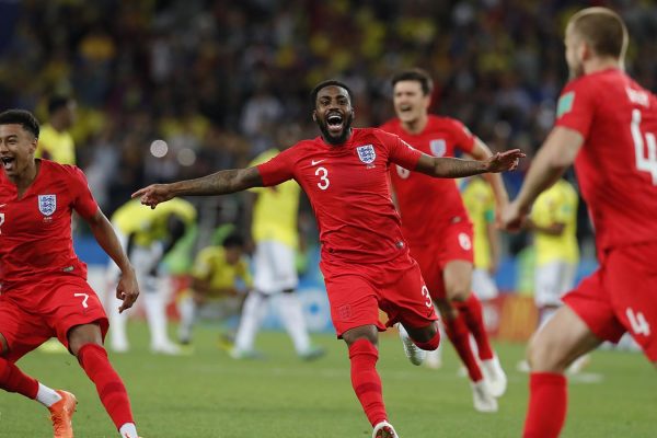 נבחרת אנגליה חוגגת את נצחונה מול נבחרת קולומביה (צילום: AP Photo/Ricardo Mazalan).