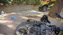 אתר התאונה בו נפל קרש מאתר בניה על ראשו של רוכב אופניים (צילום: תיעוד מבצעי מד"א).