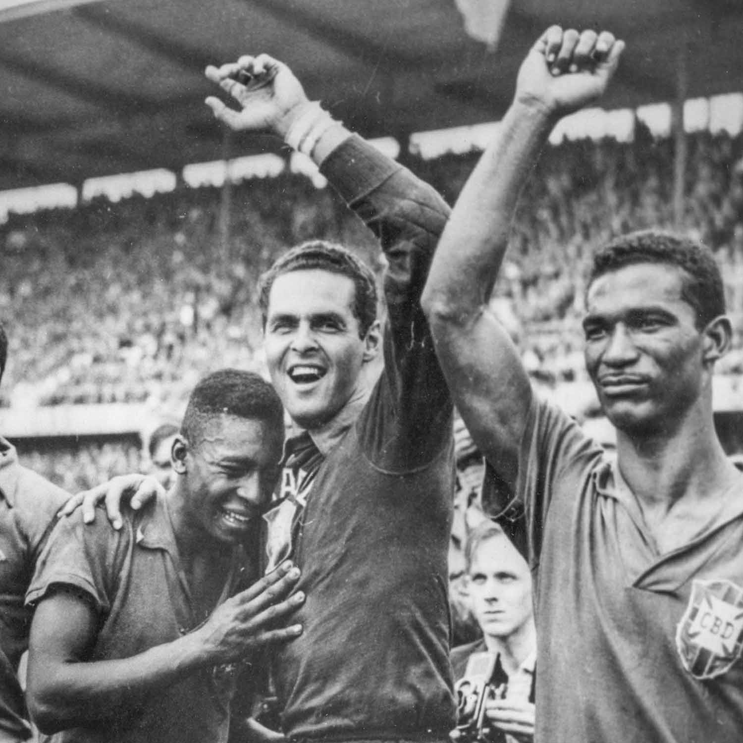 פלה בן ה-17 משמאל דומע לאחר נצחונה של נבחרת ברזיל במונדיאל 1958 (צילום: AP Photo).