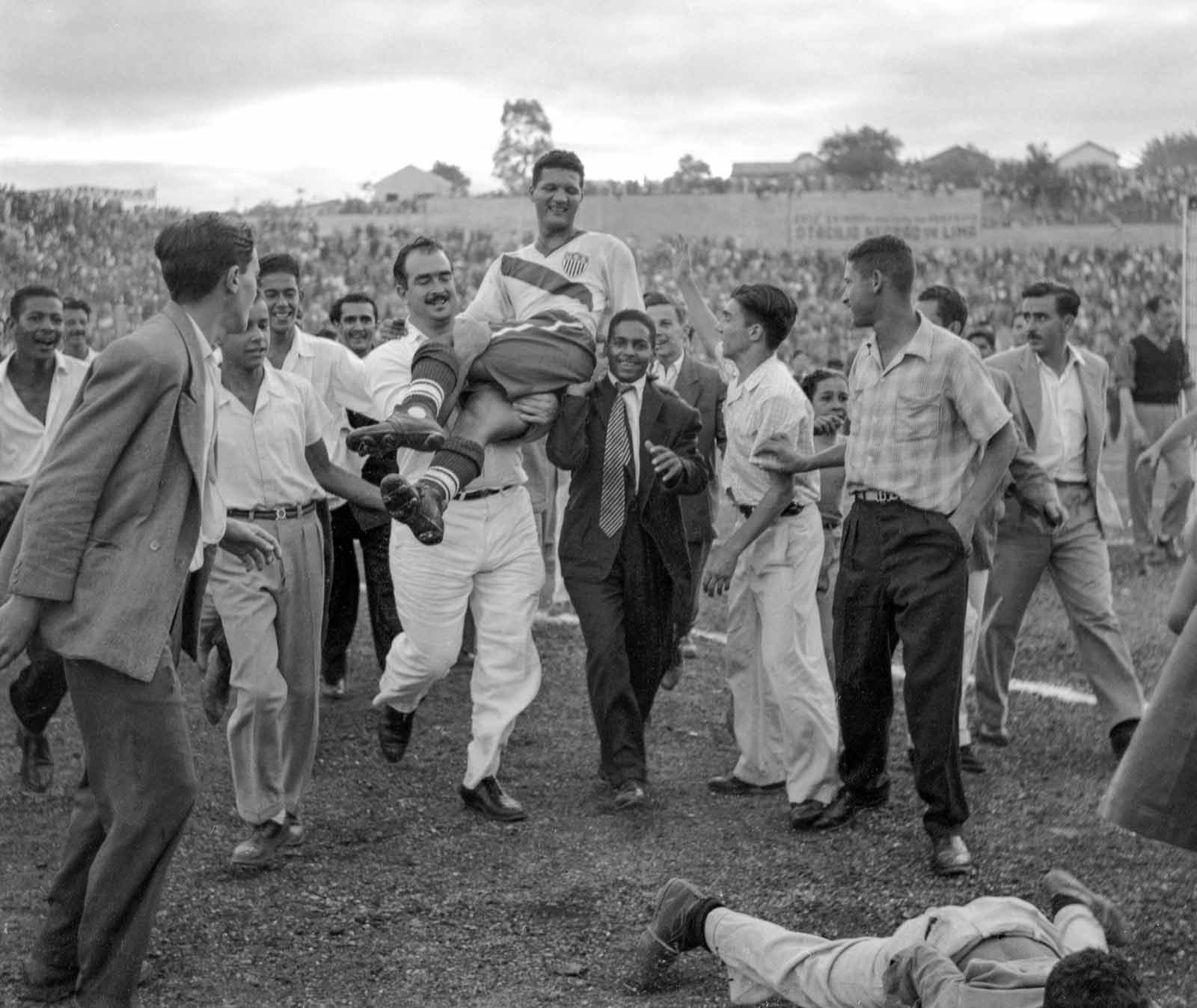 נבחרת ארה״ב בנצחונה מול נבחרת אנגליה במונדיאל 1950 (צילום: AP Photo).