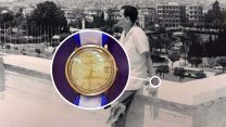 אלי כהן והשעון שהושב (צילום השעון: עמוס בן גרשום/לע"מ).