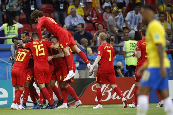 שחקני נבחרת בלגיה חוגגים את העפלה לחצי גמר המונדיאל לאחר הניצחון על נבחרת ברזיל. 6 ביולי (AP Photo/Francisco Seco)