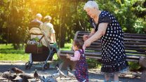 ילדים ומבוגרים בפארק (shutterstock)