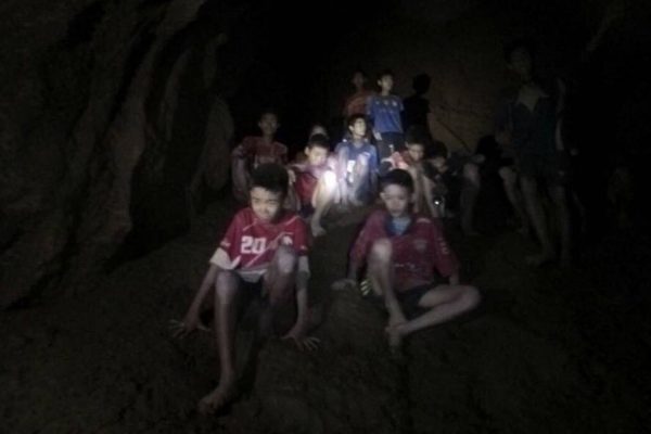 תמונה של הנערים הלכודים במערה ששוחררה ע"י כוחות הבטחון בתאילנד, 2 ביולי 2018 (Tham Luang Rescue Operation Center via AP)