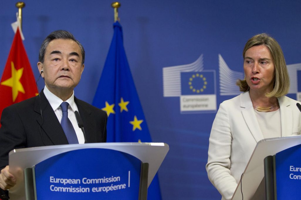 שרת החוץ של האיחוד האירופי, פדריקה מוגריני ושר החוץ הסיני, וואנג יי במטה האיחוד האירופי בבריסל (AP Photo/Virginia Mayo)