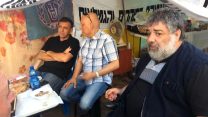 מימין: אייל כהן, אלון לחם וגיל רוטר במאהל המחאה למען השוטרים. רוטר התמוטט היום אחהצ לאחר עשרה ימי שביתת רעב (צילום: באדיבות הנכים הופכים לפנתרים).