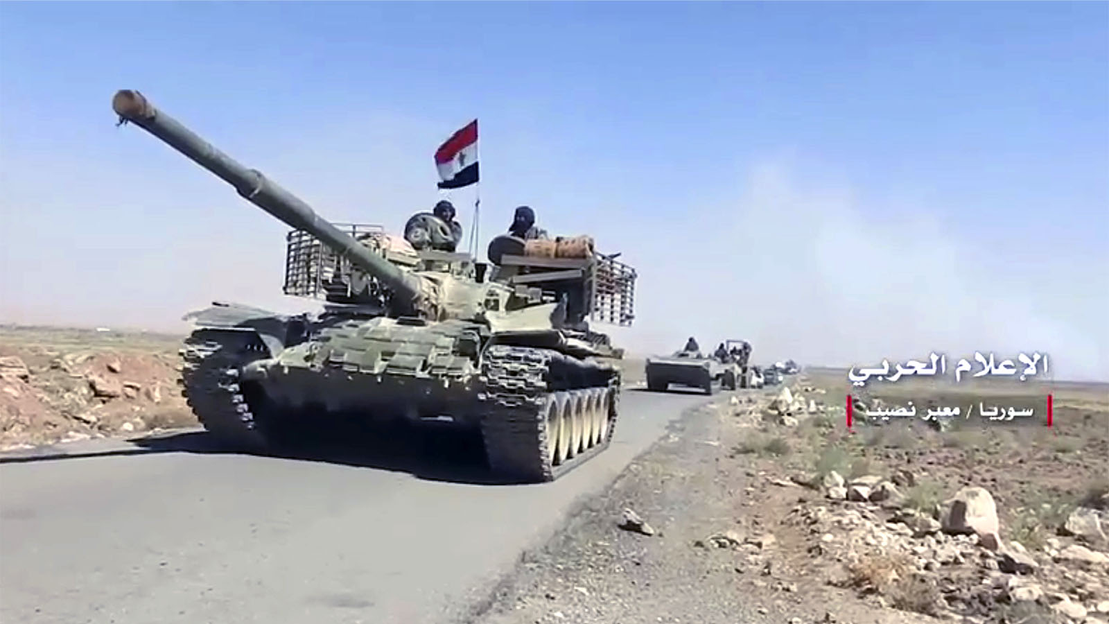 שיירת טנקים סוריים במחוז דרעא בדרום סוריה בסמוך לגבול עם ירדן (צילום: Syrian Central Military Media, via AP).