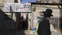 שלטים הקוראים ל"צניעות" של נשים במרחב הציבורי (נתי שוחט \ פלאש90)