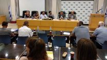 חברי הפאנל בנושא זכויות העובדים הפלסטינים בישראל בכנס הבינלאומי של ההסתדרות. מימין לשמאל -  סאמר סאלמה, שהאר סעד, שי בירן, איציק גורביץ', יואל ליפובצקי ואביטל שפירא (צילום: ניצן צבי כהן)