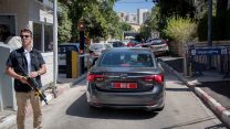 החוקרים נכנסים למעון ראש הממשלה לקראת חקירתו. 10 ביולי 2018 (צילום: יונתן זינדל  פלאש90)