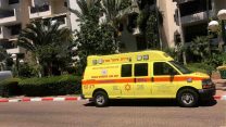 טכנאי מזגנים נהרג כתוצאה מנפילה מגובה ברחוב שאול אביגור בתל אביב. (צילום: מד"א)