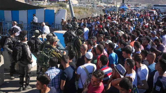פלסטינים במחסום קלנדיה. (צילום ארכיון: פלאש90)