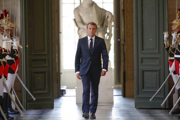 נשיא צרפת עמנואל מקרון בדרכו לנאום בפני הפרלמנט. 9 ביולי 2018 (צילום: Charles Platiau/Pool via AP).